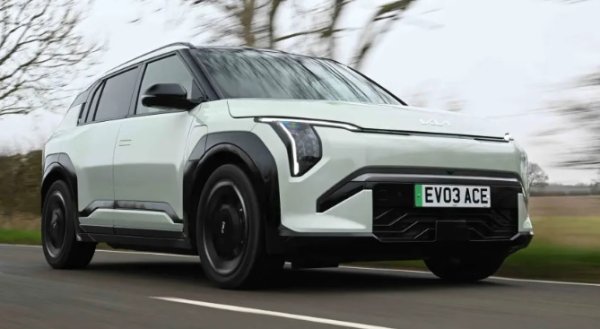 Плюсове: Голяма батерия с огромен пробег, голям и практичен багажник, комфортно возене при всички скорости

Минуси: Не е забавено да се шофира, задните седалки, термопомпа само за топ модела

Точно както много по-големия си братовчед EV9 - Kia EV3 предлага отличителен стил, върхови технологии и солиден запас от батерии. Противно на това, което може да ви кара да вярвате заради обемистия му стил, EV3 всъщност е по-малък от Niro EV.
 
В резултат кабината не е най-просторната в класа, но все пак може да побере петчленно семейство без особени затруднения. Препоръчваме обаче да запазите задните седалки за децата, тъй като по-високите пътници може да се чувстват малко прекалено тесни поради високия под. С 460 литра багажно пространство и допълнителни 25 литра място за съхранение под предния капак, има впечатляващо количество място за пазарски чанти и куфари.

EV3 е доста необичаен автомобил отвън, но интериорът следва много по-консервативен подход. За щастие, Kia не са се отказали напълно от добрите старомодни физически бутони. Климатичните контроли обаче се управляват от 5,3-инчов сензорен панел, което бързо разочарова по време на тестовете. 

Както всеки би очаквал от семеен автомобил, EV3 не е проектиран с мисъл за вълнуващо шофиране. Вместо това, това, което прави много добре, е да се движи комфортно, осигурявайки достатъчно мощност за изпреварване и ускоряване до магистрали.

Разбира се, по-спокойното шофиране ще помогне за максимална ефективност, а EV3 може да измине до 600 км в комбиниран цикъл на WLTP. 